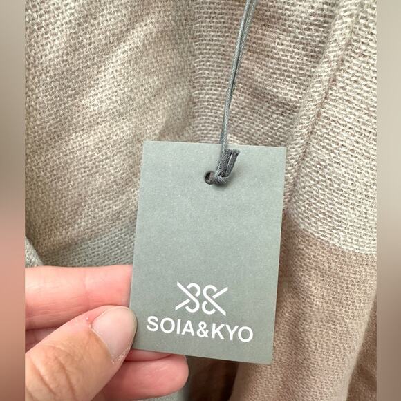 SOIA & KYO | Acrylic Taupe & Blush Colorblock Wrap NWT | One Size - Picture 6 of 6